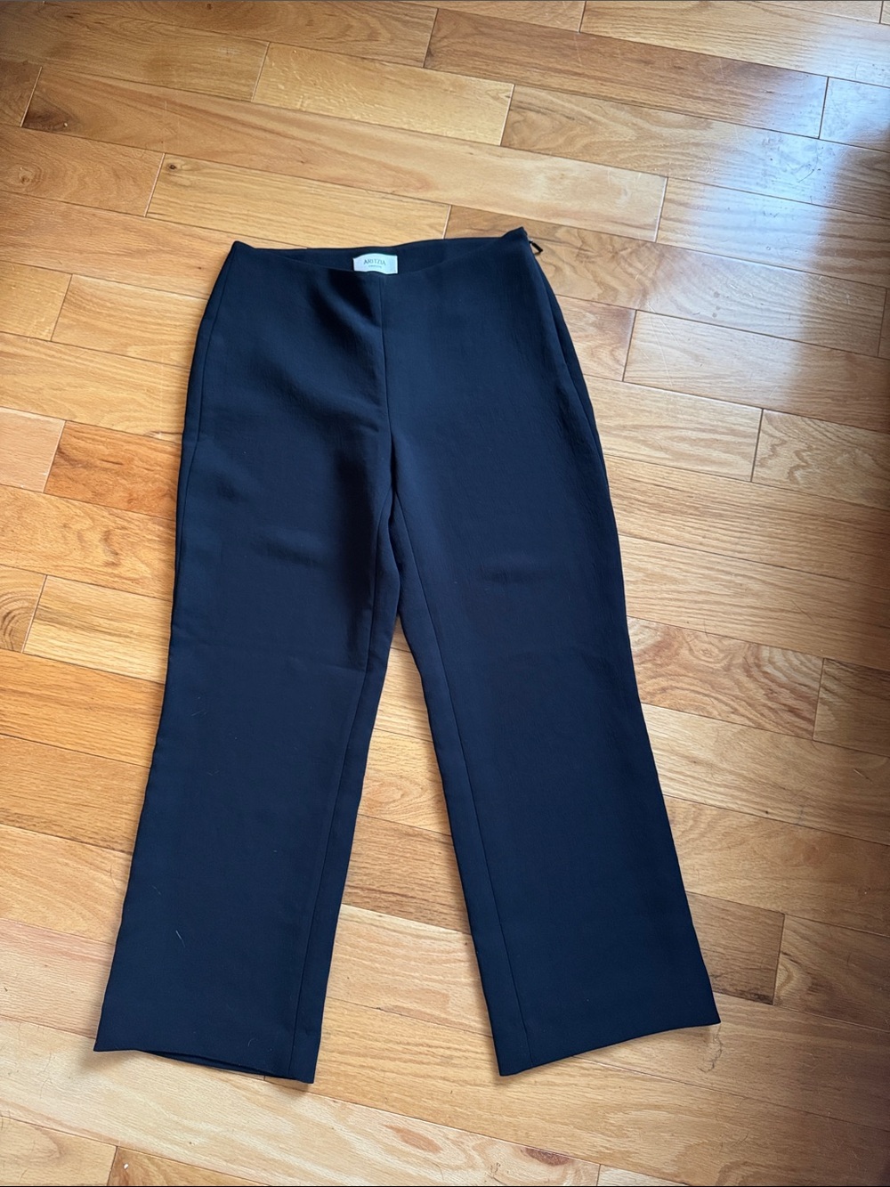 Aritzia Departure Capri Size 0 Black NWOT SOLD OUT